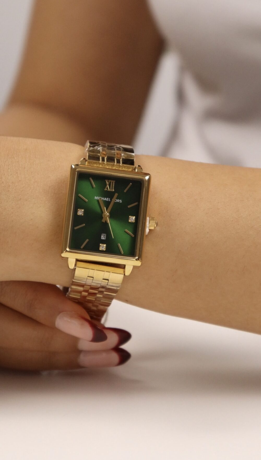 MICHAEL KORS POUR FEMMES DORÉ AVEC FOND VERT