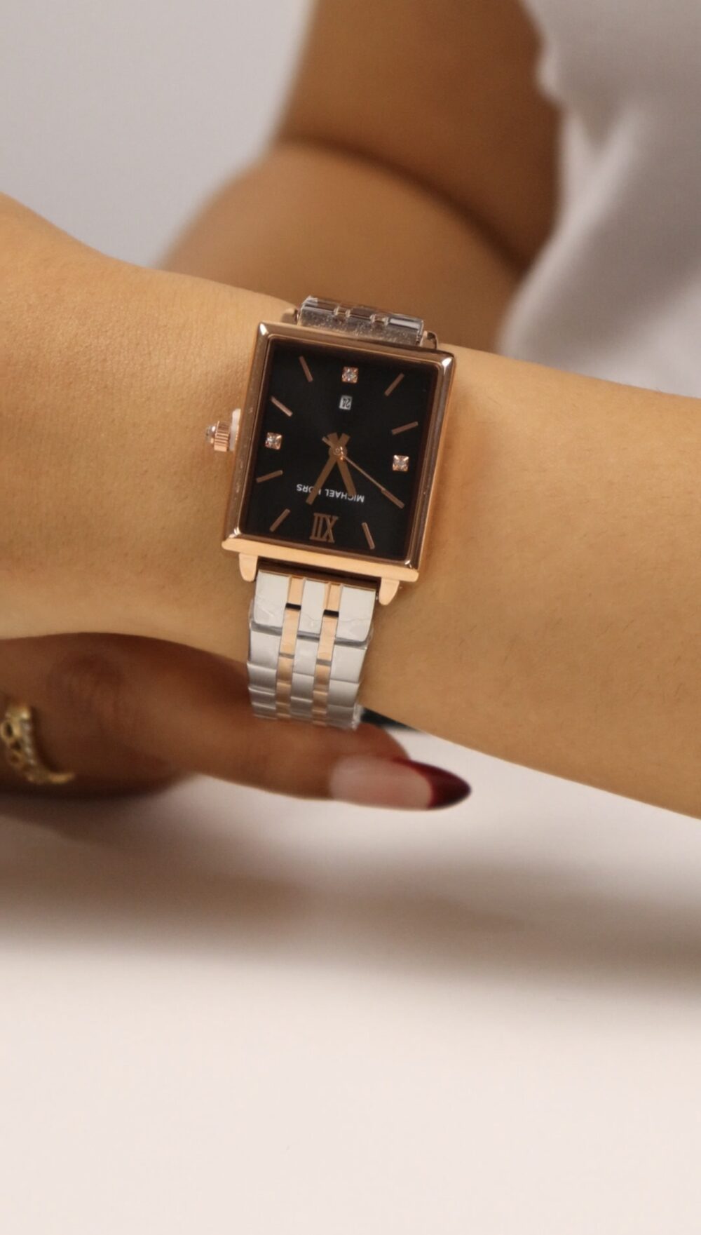 MICHAEL KORS POUR FEMMES BRONZE/ARGENT AVEC FOND NOIR