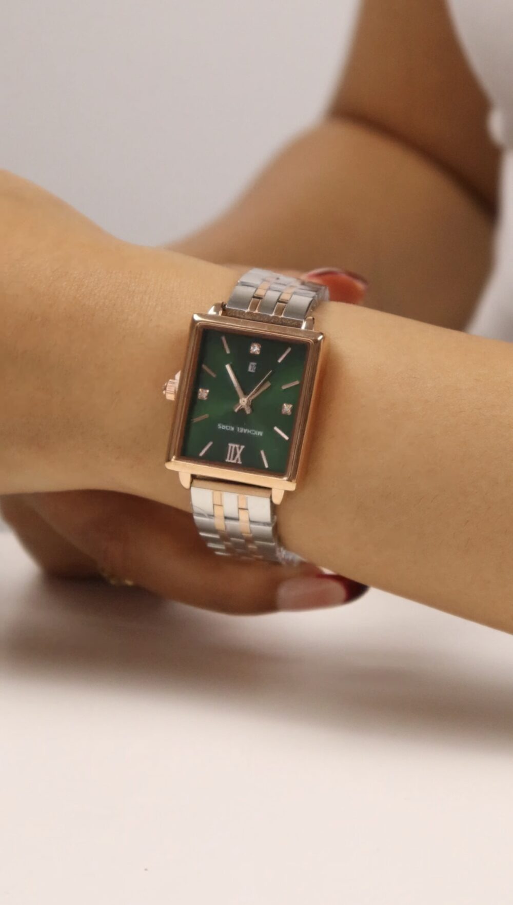 MICHAEL KORS POUR FEMMES BRONZE/ARGENTE AVEC FOND VERT