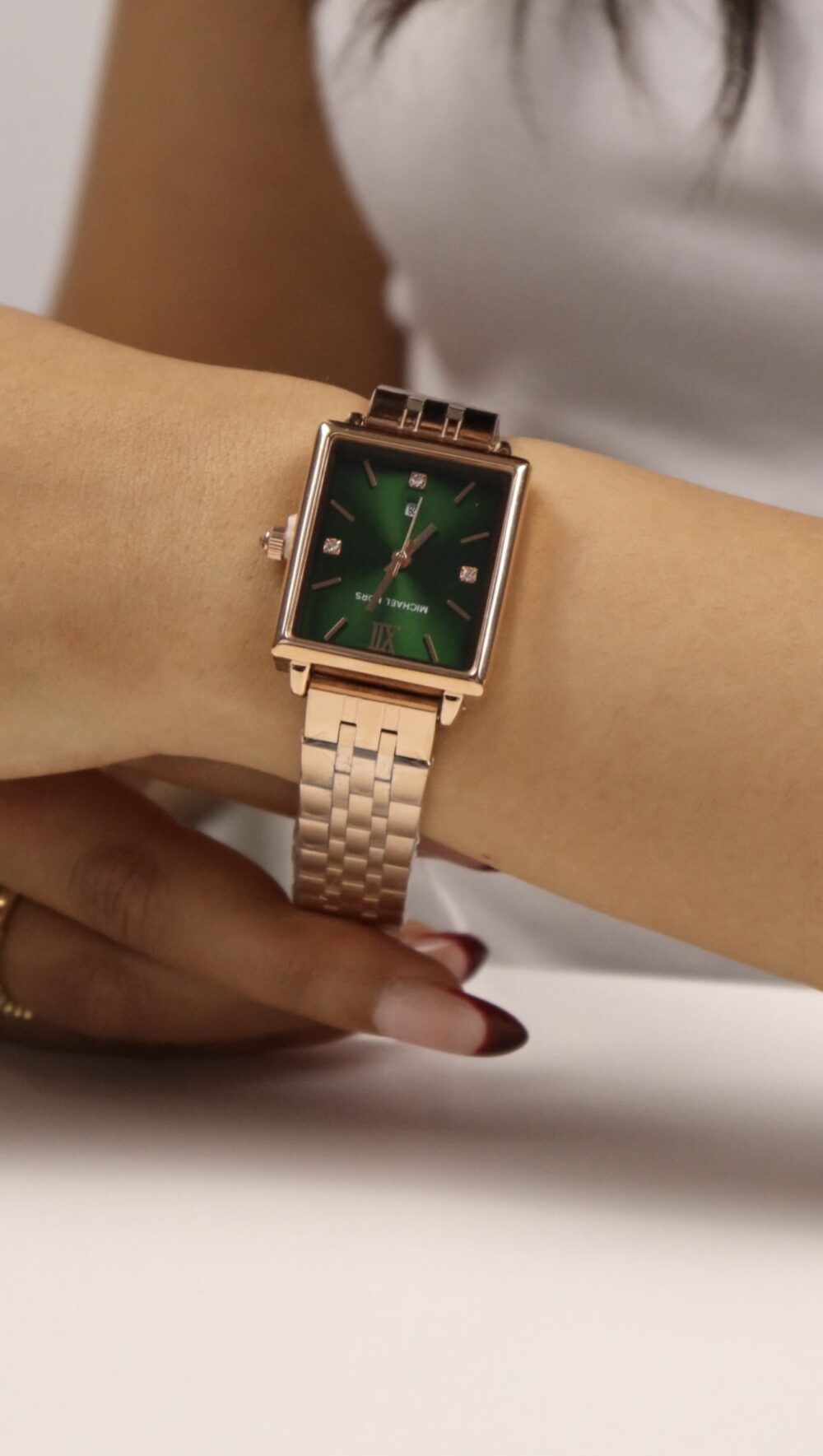 Michael Kors pour femmes bronze avec fond vert