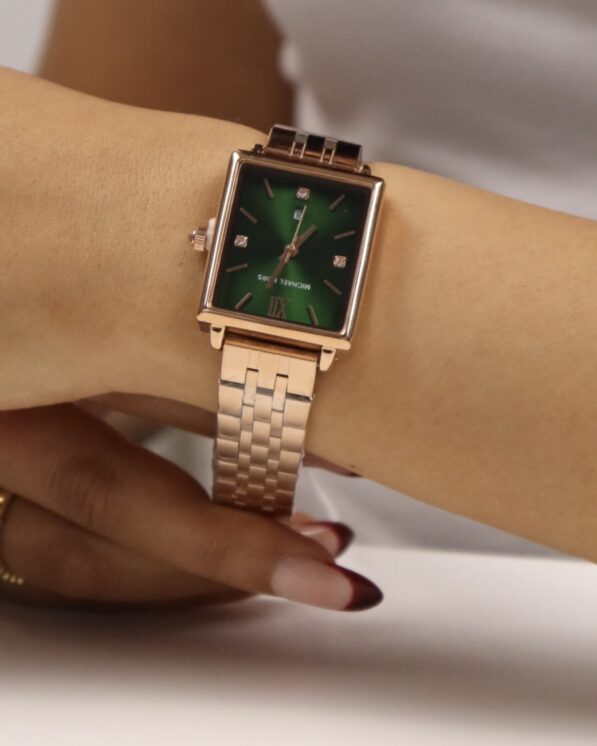 Michael Kors pour femmes bronze avec fond vert