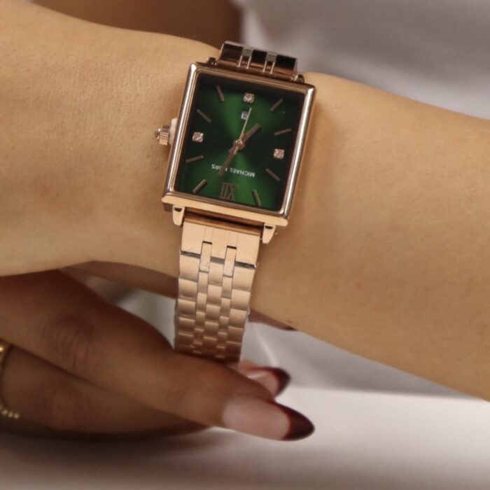 Michael Kors pour femmes bronze avec fond vert